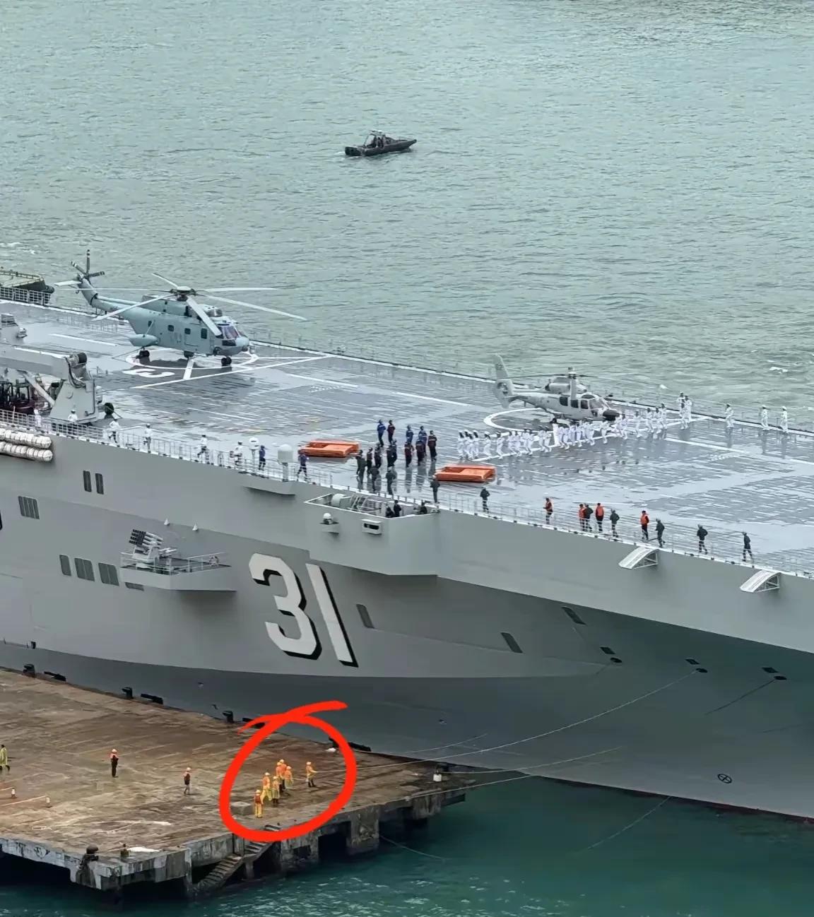停靠在香港的4万吨级的075“海南舰”，已经无法掩饰它有多大了！1米8的大高个在