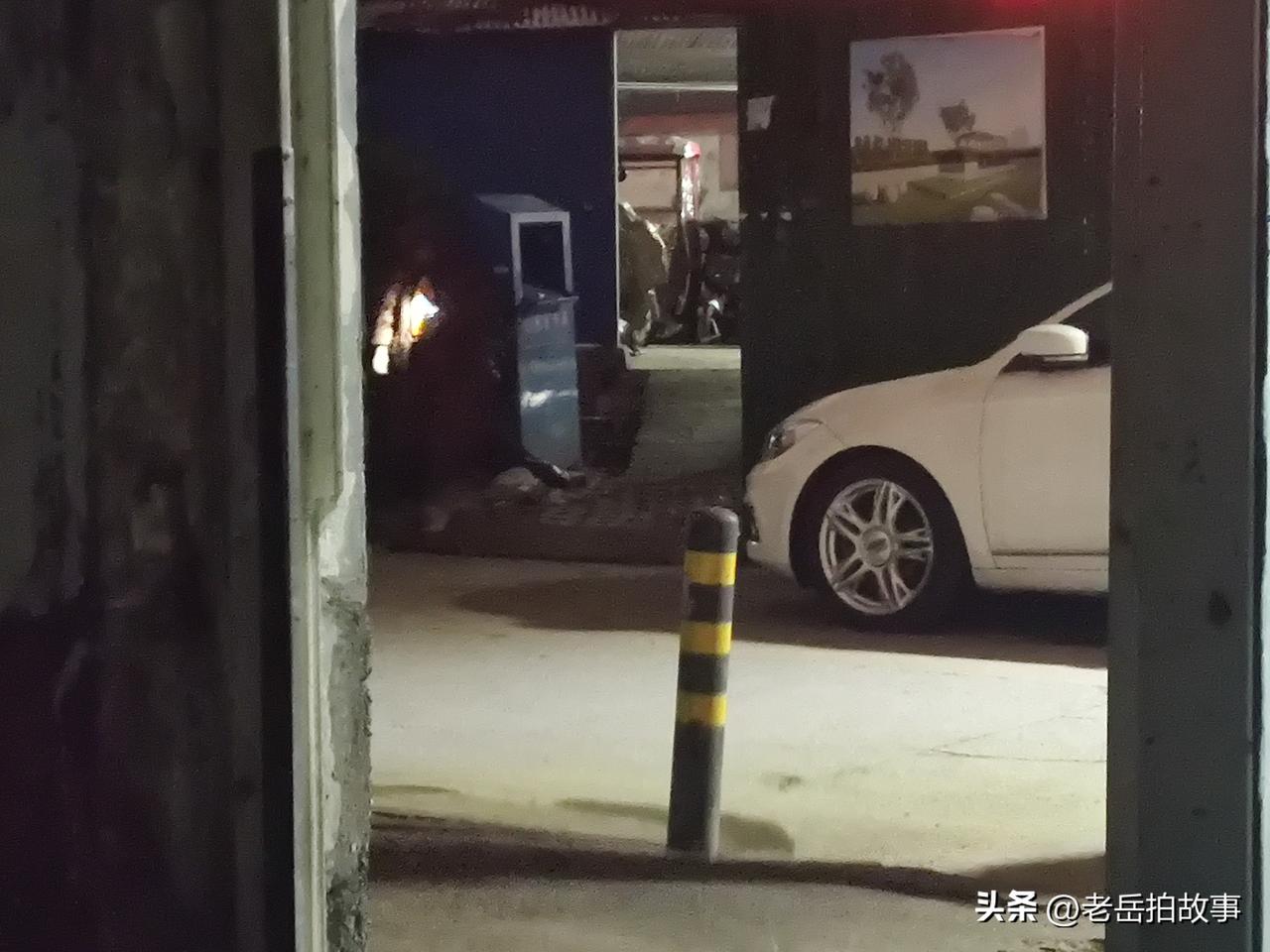 你说现在的人是富了还是穷了？今天晚上九点多，我又碰到了那个夜里没人的时候偷拿旧衣