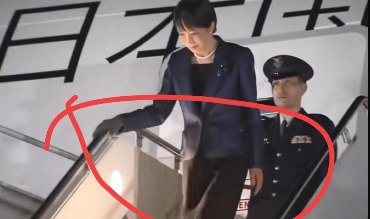 高市早苗访美抵达华盛顿，3个细节:
1、高市穿衣打扮，亮了！右手单只手戴皮手套，