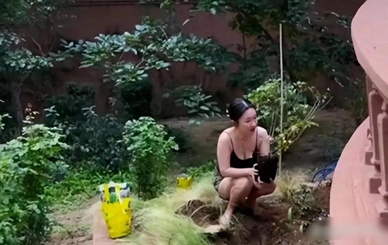 霍思燕简直让人羡慕哭了！瞧瞧她，穿着性感的吊带，在自己那豪华大别墅里，悠哉悠哉地