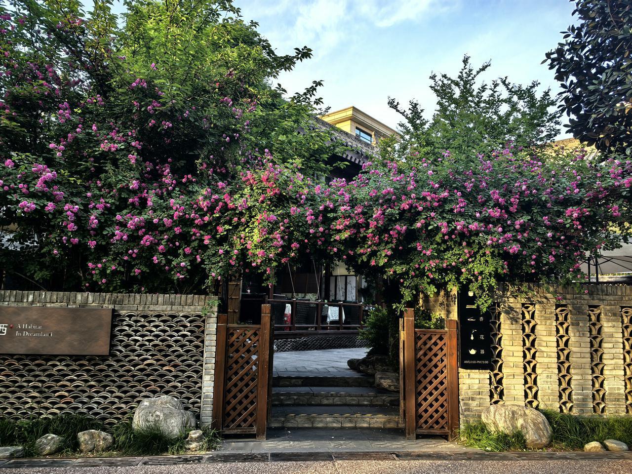 《春日东山正堂作》

——李建勋（唐）

身闲赢得出，天气渐暄和。

蜀马登山稳