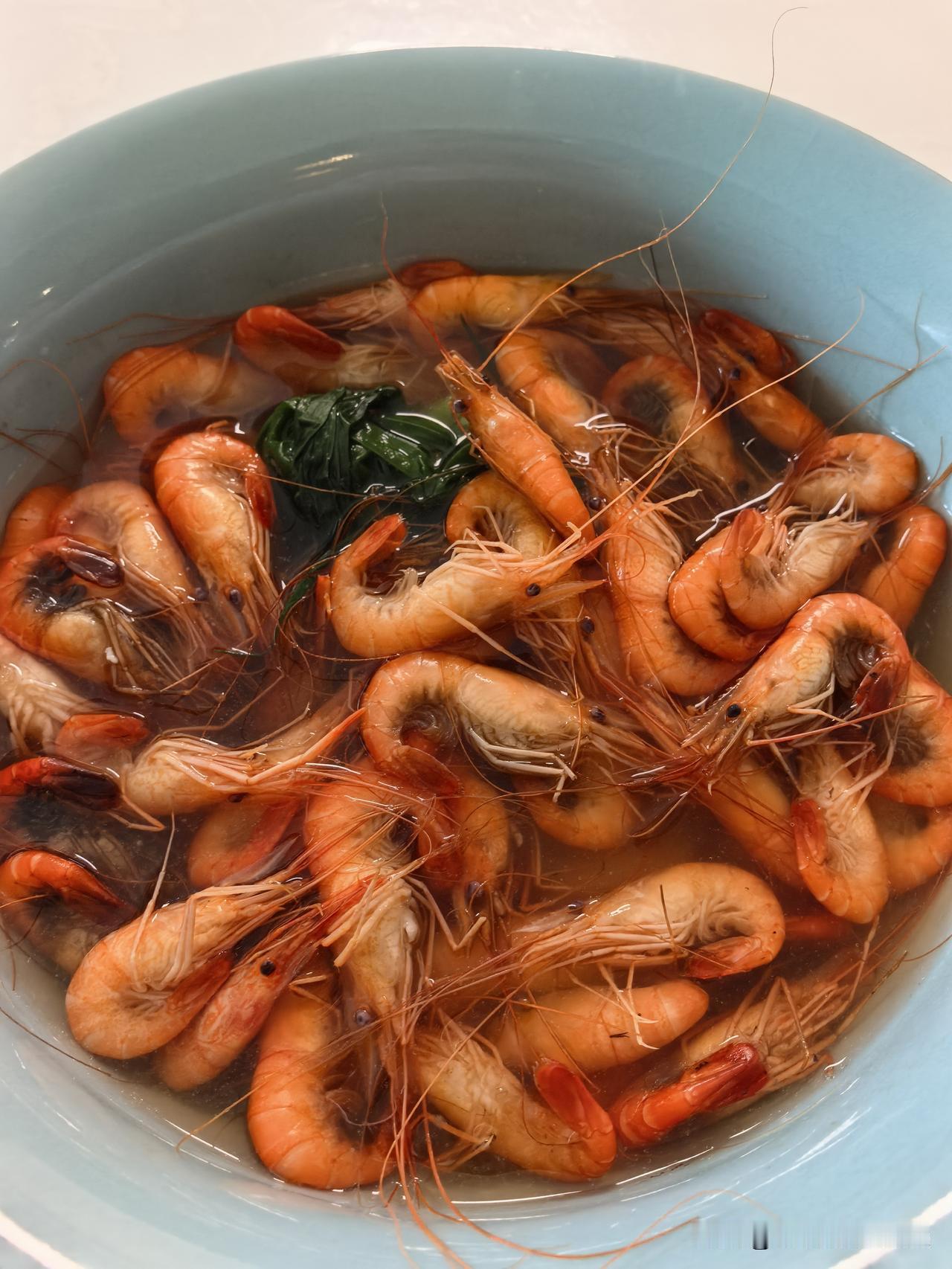 爷爷今天早上买的河虾，70元一斤。
宝宝早饭番茄面，白煮蛋，5片牛肉，10多个虾
