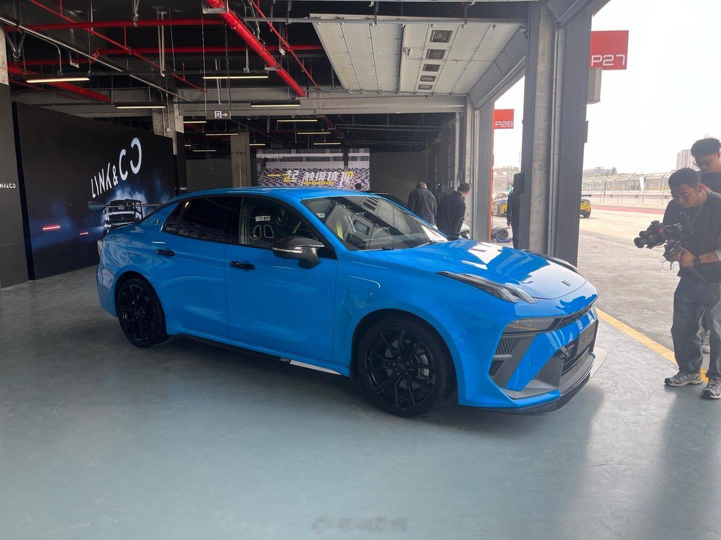 解锁一个新赛道，这井盖挺方便用来讲解走线的…能配hans的赛道试驾不多见，领克可