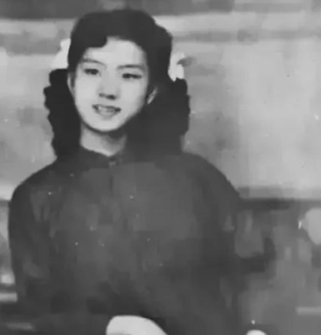 1949年，中央派人寻找烈士博古之女，才知她13岁就被卖到重庆当丫鬟，找到时她正