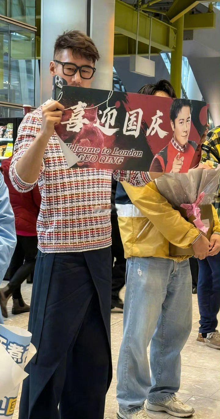 胡兵蔡国庆站哥 内娱活宝名场面！胡兵和蔡国庆争当对方的站哥，拍图时一脸专注，这波