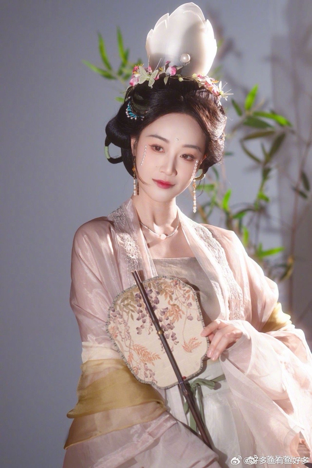 蓝盈莹宋式泪妆蓝盈莹宋式泪妆美哭了 珍珠缀在眼尾如凝泪，宋式妆面撞上她的灵动，既