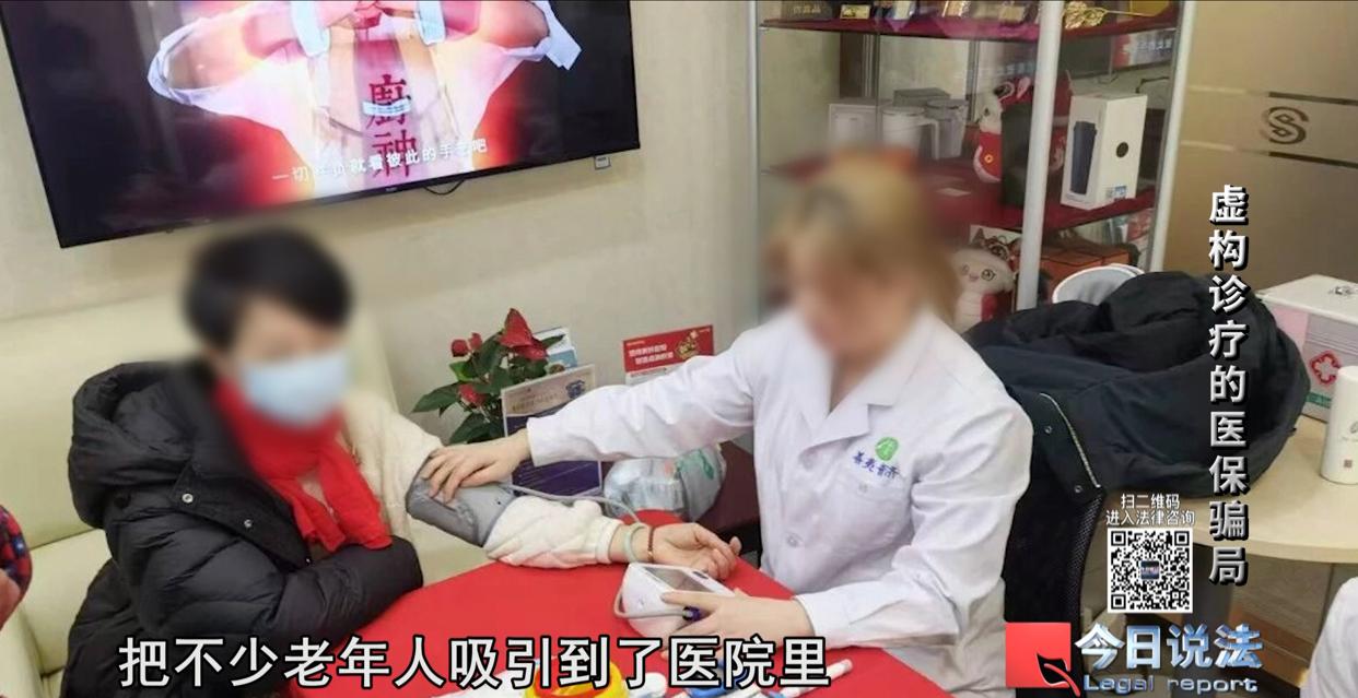 诊室照常问诊抓药，理疗区域也在接待患者，从外部场景来看，上海金山区这家民营中医院