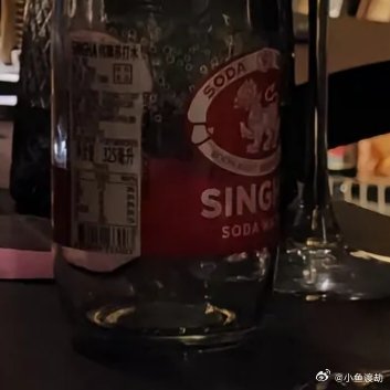 你打开冰箱，看到角落里有一个塑料袋。里面装着几个干瘪的红枣，已经放了很久。你忘了