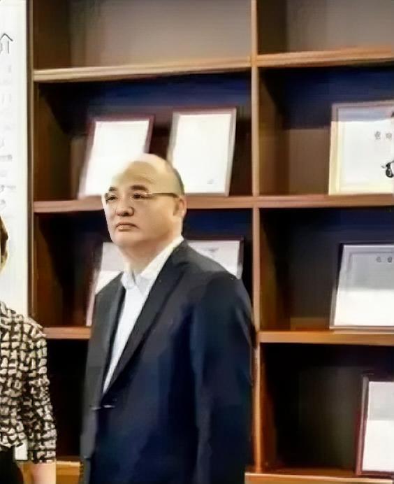 离谱至极！国企高管出国出差，特权嘴脸彻底暴露
 
简直三观炸裂！某航材集团高管组