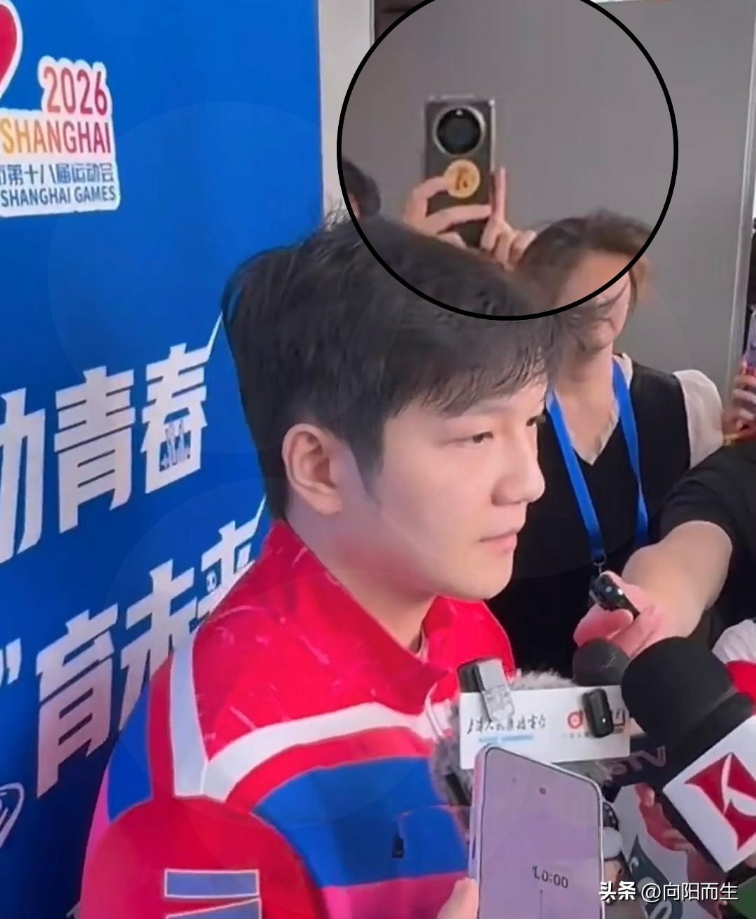 樊振东的路人缘一直格外出众，
老小各年龄段的观众，
大多都十分欣赏他。

折服众