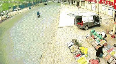 路边摊也是很危险的，所以路边摊的价格高一点，贵一点，可以理解！路边的摊贩