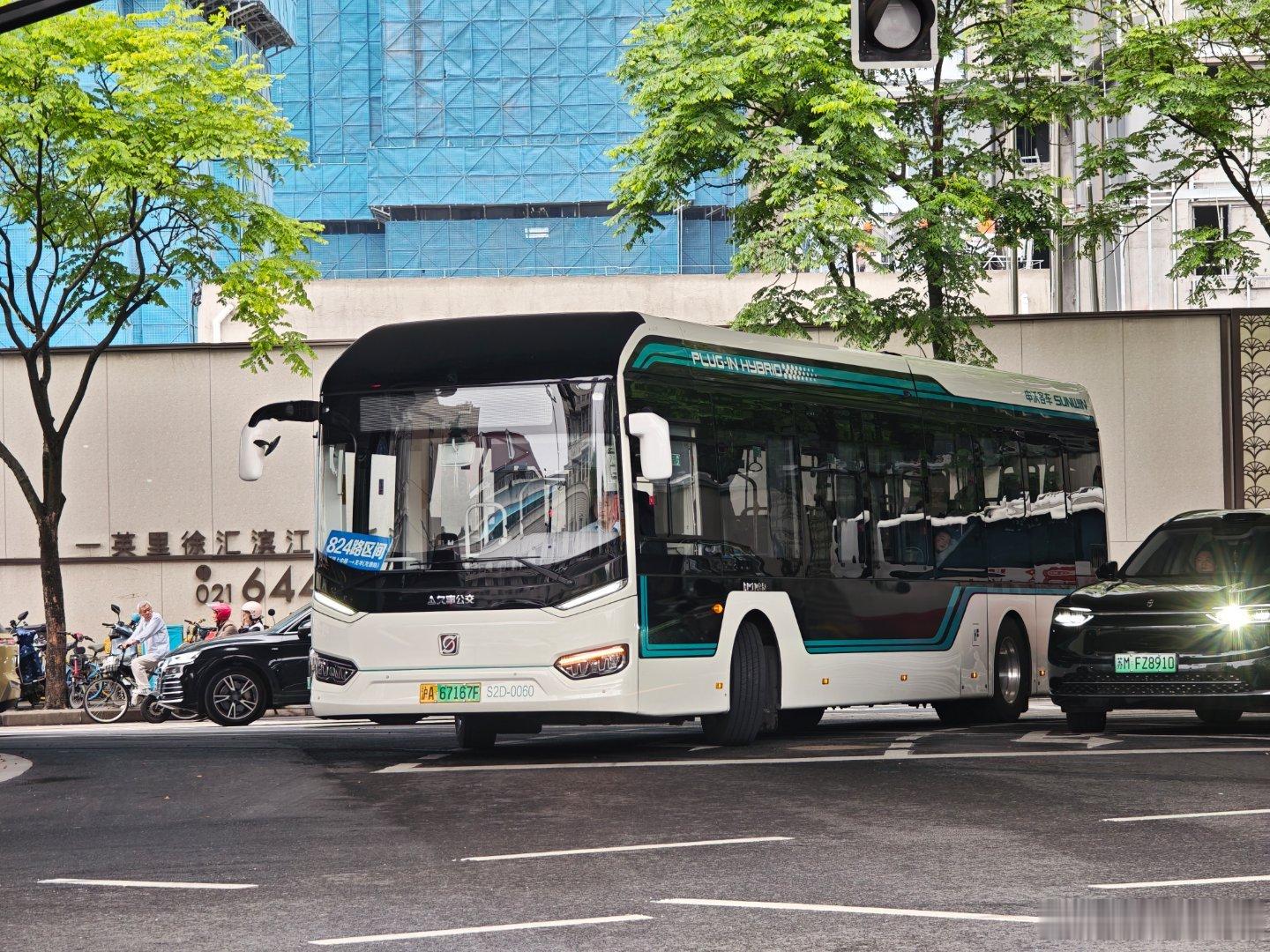 824路区间车，龙临路上中路——龙华（龙漕路），不亮路牌。 