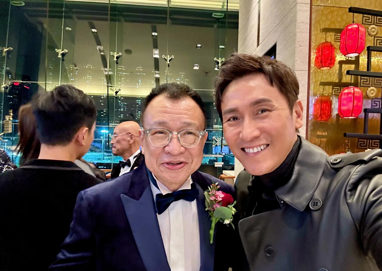 香港演员马德钟参加婚宴，晒出与老友的合照，全是老戏骨啊！这些老演员虽然年龄大了，