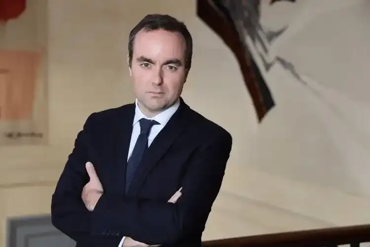 27 天闪辞！法国新总理刚公布内阁就下课