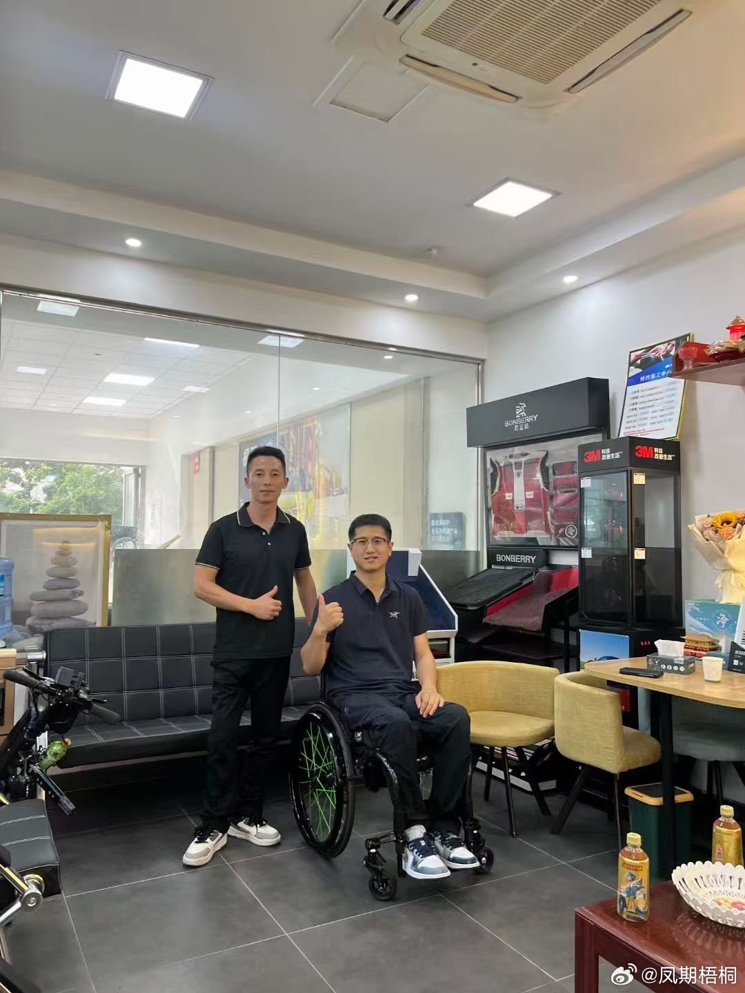 宁波江北以善为灯以爱为桥 张朋自幼罹患小儿麻痹症致使右腿行动不便，但凭借顽强毅力