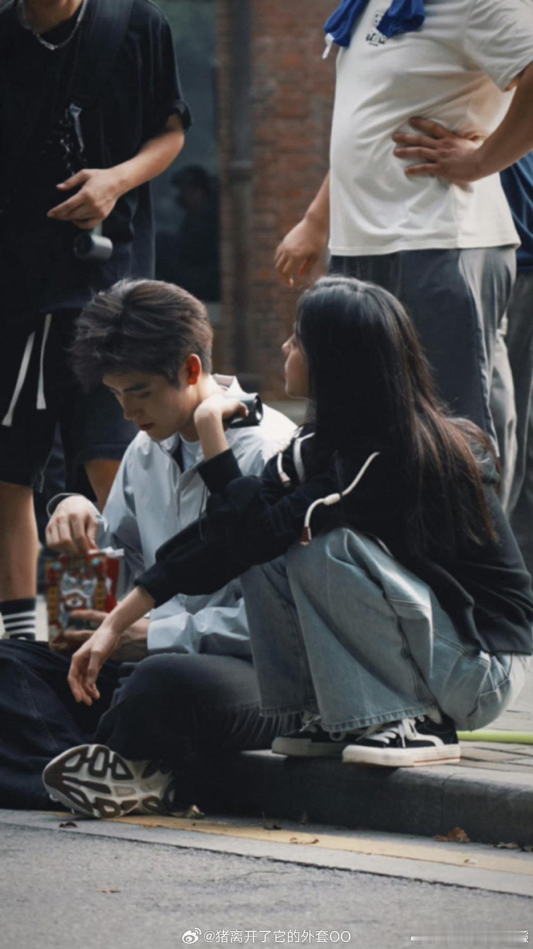 #终于又能吃到现偶的细糠了#这两个人也真的是太甜了吧，看到他们两个人之间的相处也