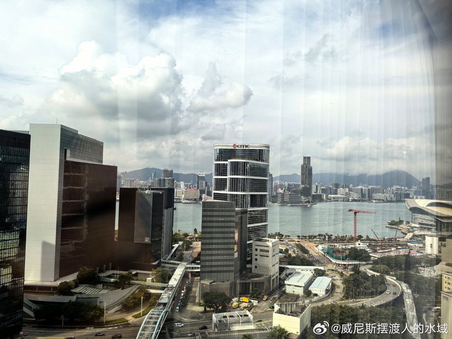在港岛还好，没见到人山人海的假日景观。  ​​​