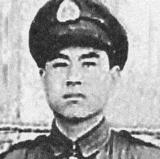 1941年，神偷“赛狸猫”藏在房顶上，等新郎半夜尿急出去时，他悄无声息溜进房间，