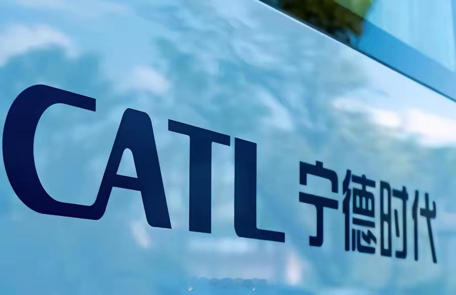 “只要市值跌到1.5万亿，可以闭着眼睛买。”胡锡进引述股市朋友的原话，把宁德时代