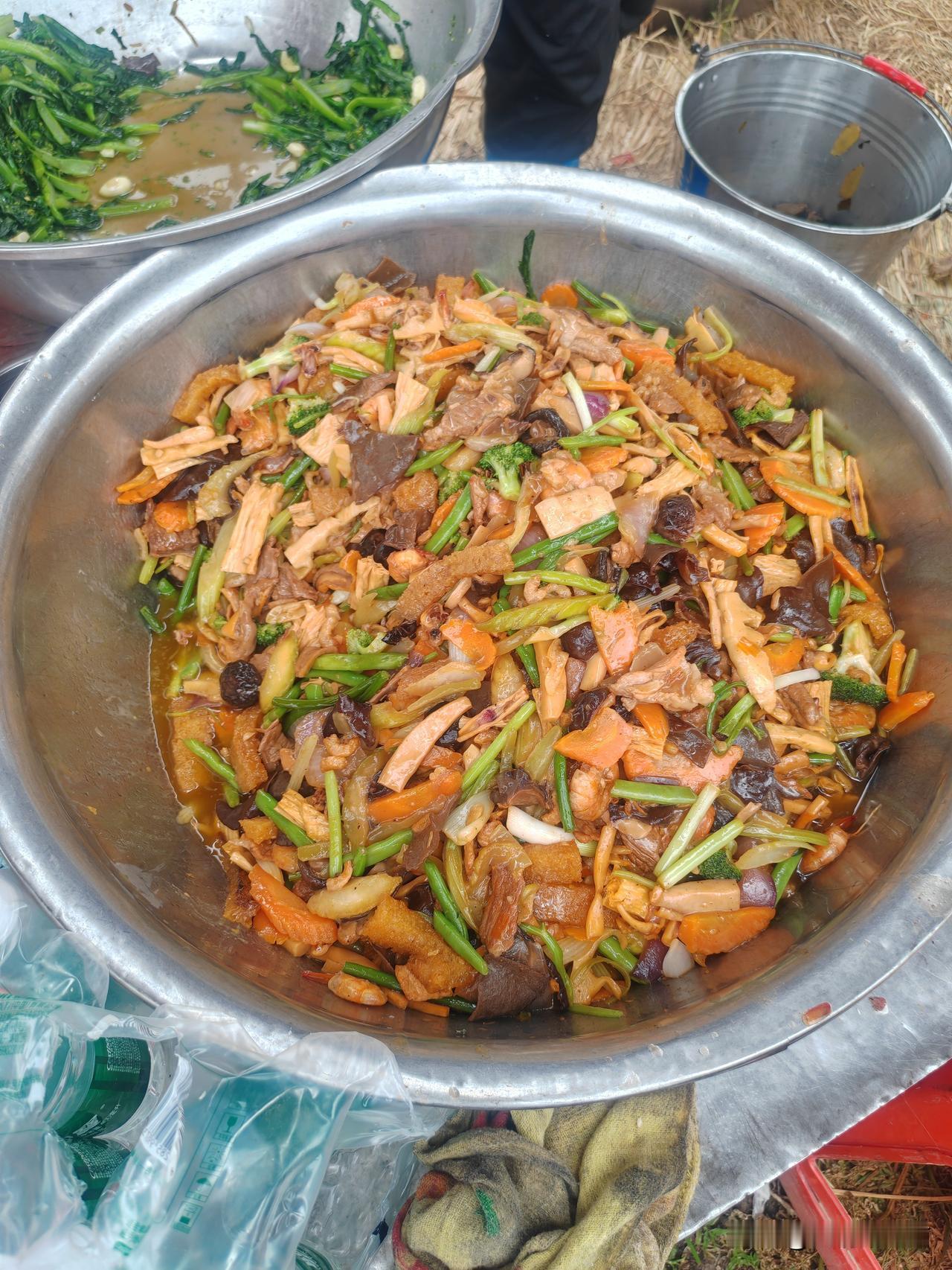 吃上了，吃上了！这才是正宗地道的海南文昌全家福。在乡下门前寻一片空地，现场搭个简