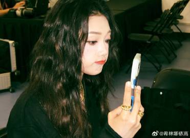 希林娜依高高级感随拍 希林娜依高高级感随拍真的是太漂亮了吧，看到这一次的照片随机