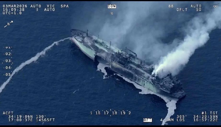 昨天在地中海，一受制裁的俄罗斯液化天然气运输船在遭到袭击后起火。照片中是现场情况