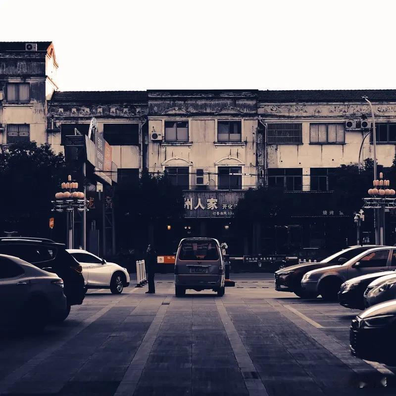 当今社会人情味变淡，原因还挺多。生活节奏快得飞起，大家都忙着工作、赚钱，为生活奔