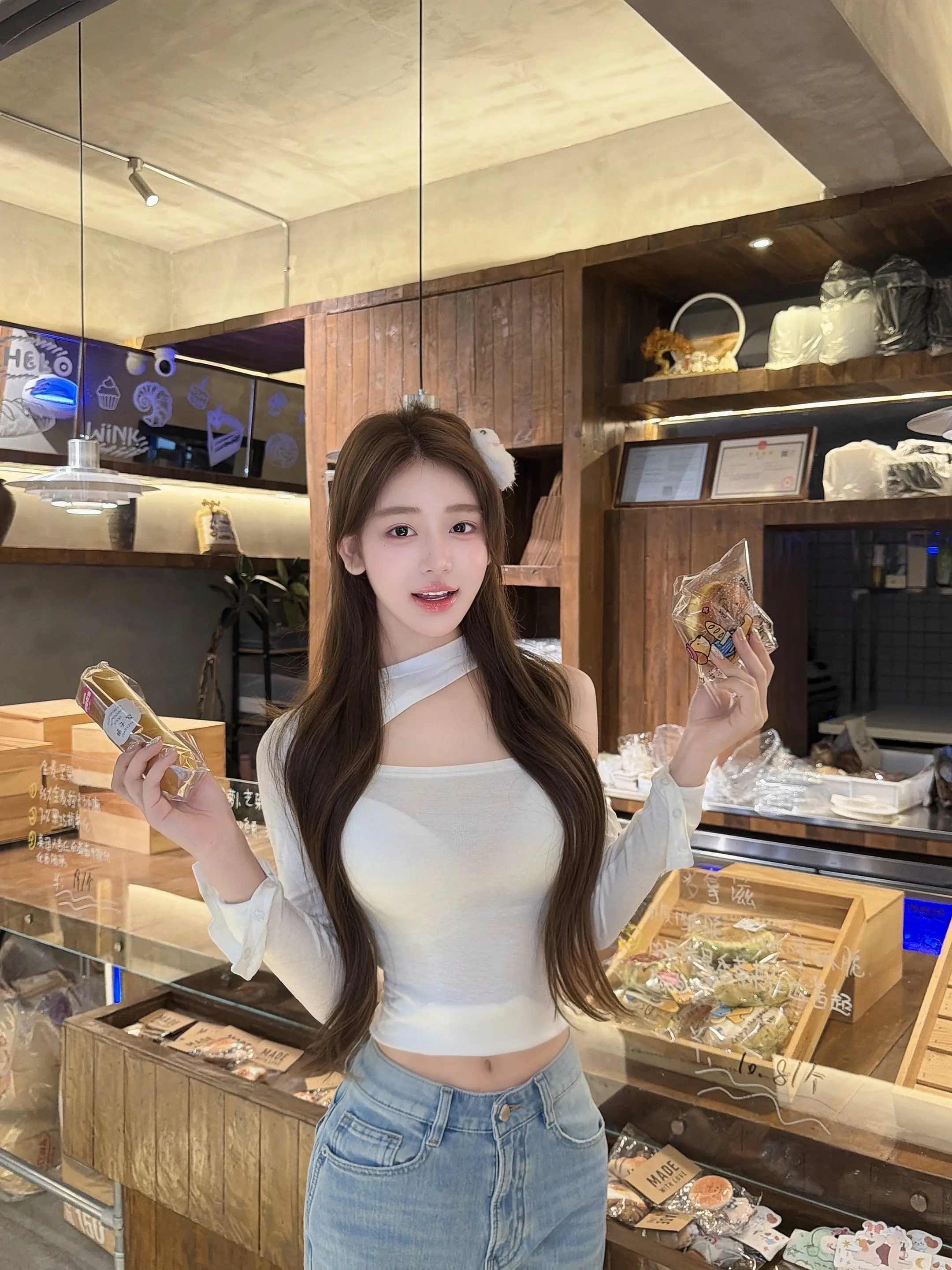小猫喜欢谁就粘着谁。