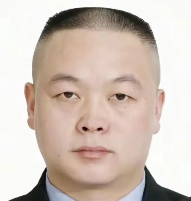毛新宇真的牺牲了，但不是牺牲在训练场，也不是牺牲在与歹徒搏斗的过程中，而是倒在了