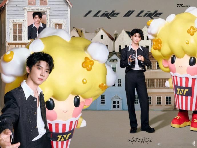 时代少年团晒与米爆娃合照，成员们的笑容搭配萌趣米爆娃，满是让人欢喜的氛围 