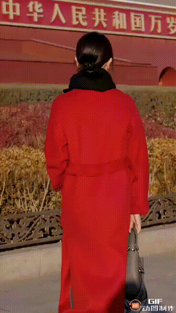 这身红装，能秒掉多少女明星
轻盈的步伐，转身后的莞尔一笑，简直让人陶醉，这种端庄