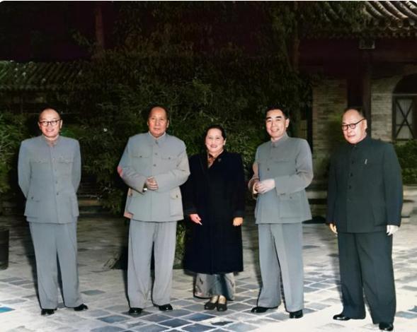 1956年10月4日，时已入秋，北京天气渐凉。傍晚时分，宋庆龄应邀来到中南海颐年