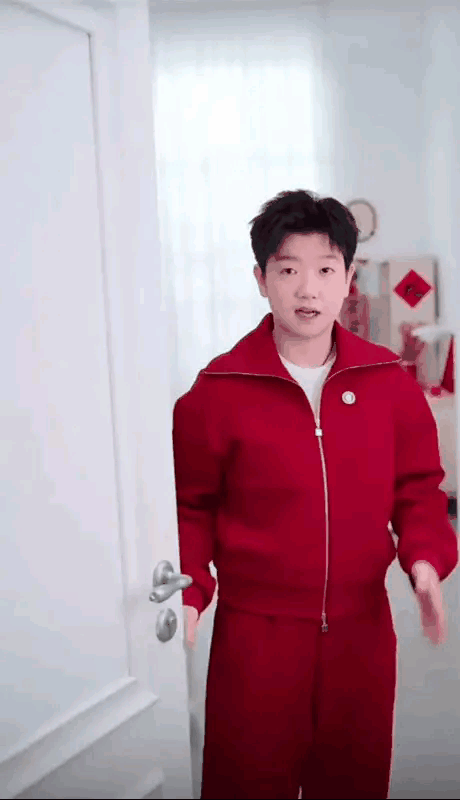 莎莎代言新物料，一身红色套装真好看！莎莎拍的这段物料太搞笑了，全是演技，看得出来