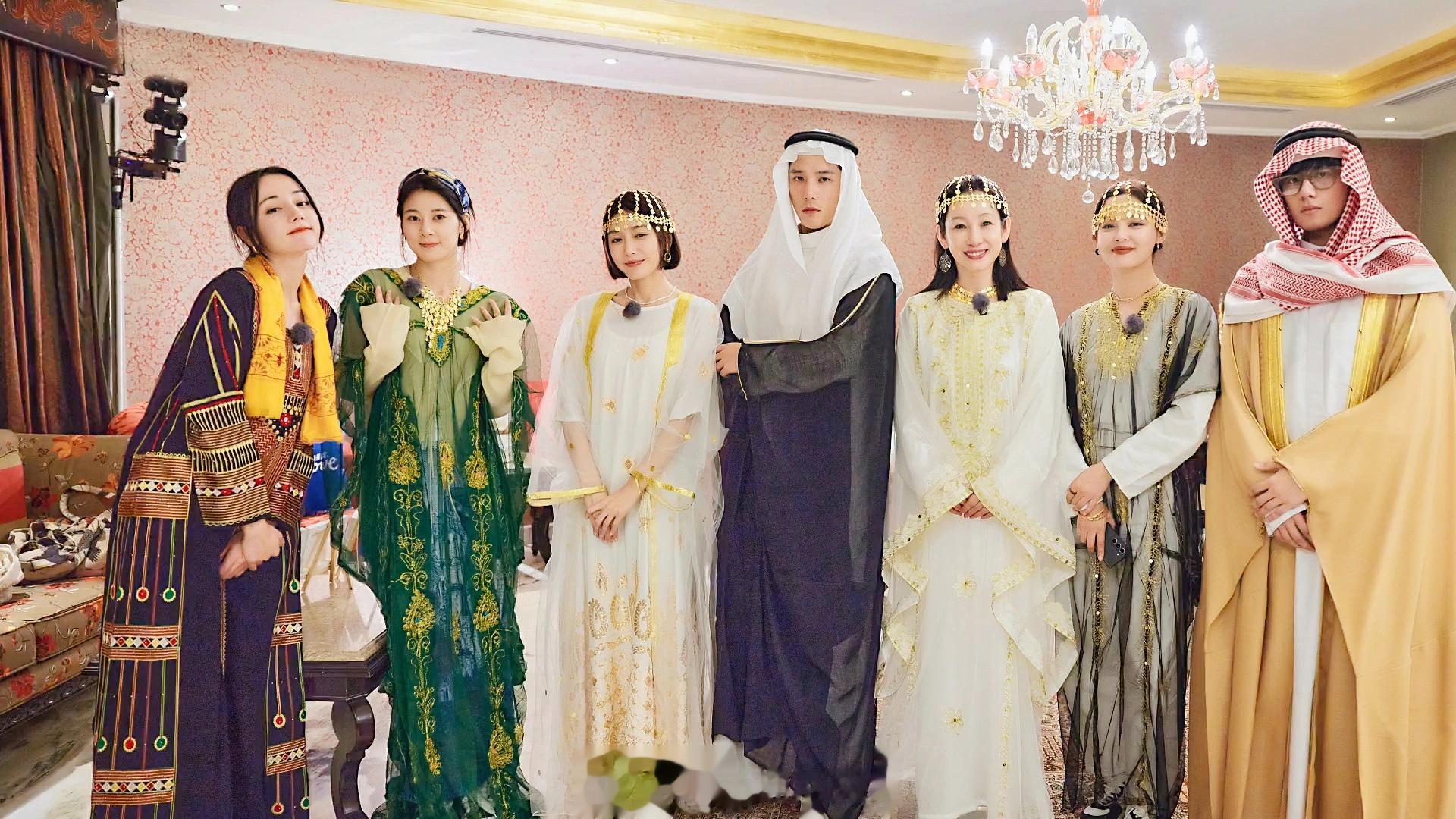 花少，第1张好抓马的感觉第1张像极了王安宇娶了三个媳妇儿[笑cry]都好青春活力