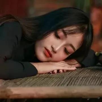 回忆是一件痛苦的事情！

睡不着觉，躺在床上胡思乱想。过去发生的种种事情，过电影