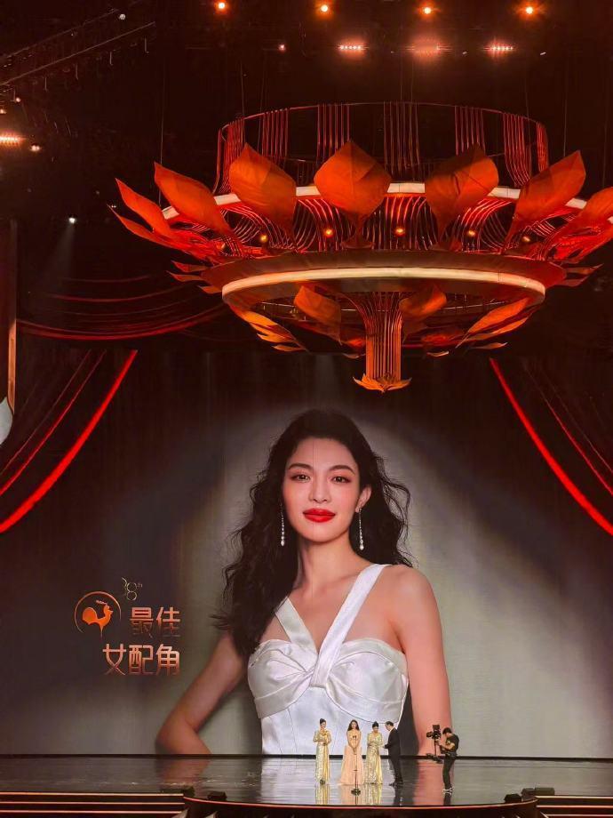 钟楚曦凭《好东西》里小叶一角荣获金鸡奖最佳女配角奖，有了主流认可的实绩，以后可以