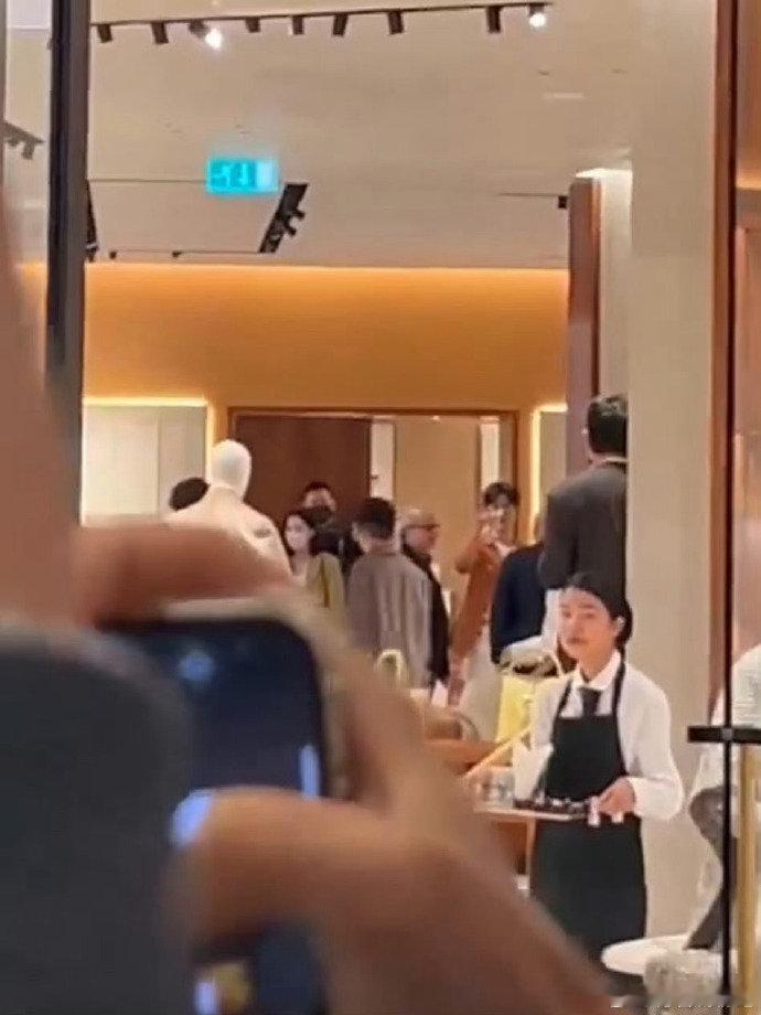 肖战澳门线下活动生图 澳门网友也太幸福了！偶遇肖战现身 TODS 活动，当面和粉