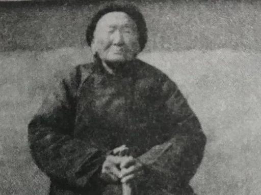 1941年，一位老妇人请“汉奸”侄子吃饭，突然压低声音道“孩子，给我弄300发子