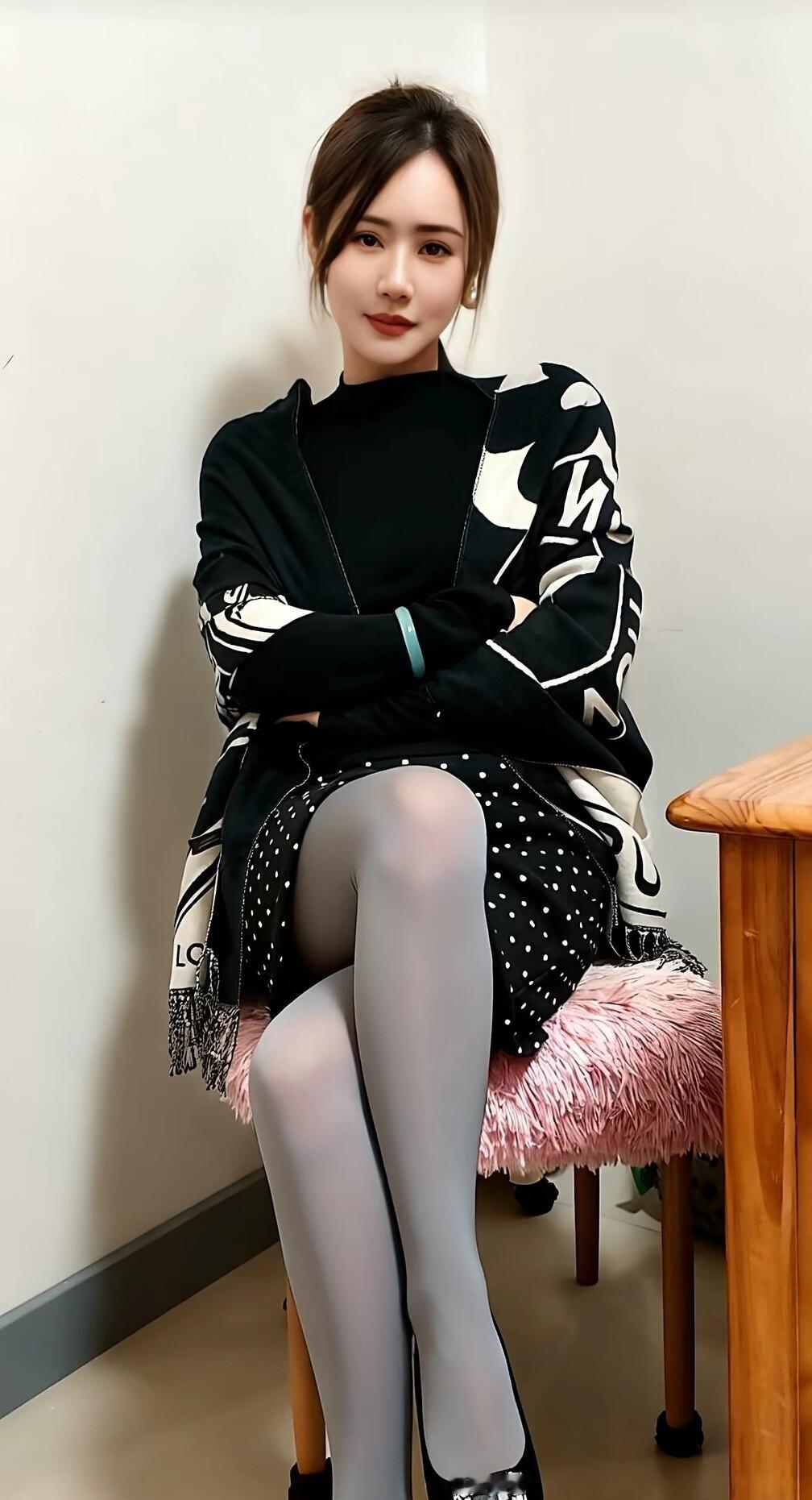 时尚穿搭指南：黑白撞色外套+波点裙，搭配灰色丝袜和黑色高跟鞋，尽显优雅气质！