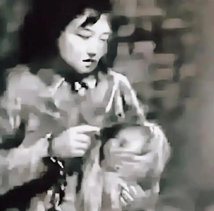 1941年，抗日女英雄陈若克怀胎8个多月，因行动不便被扫荡的日军俘虏。第二天，她