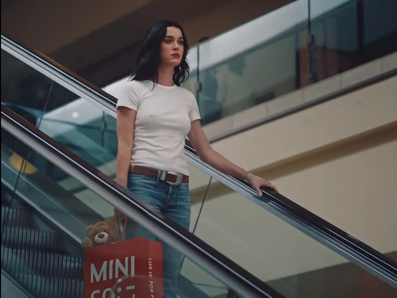 #娱乐圈是不是在全球名创团建#名创优品这是要征服宇宙？水果姐MV中出现MINIS