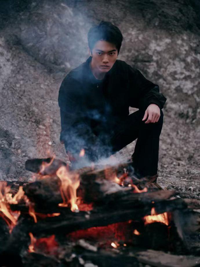 方圆八百米 警察爹地套陈辉话那段，简直是在玩心理战。每一句都像随口问的，但每一句