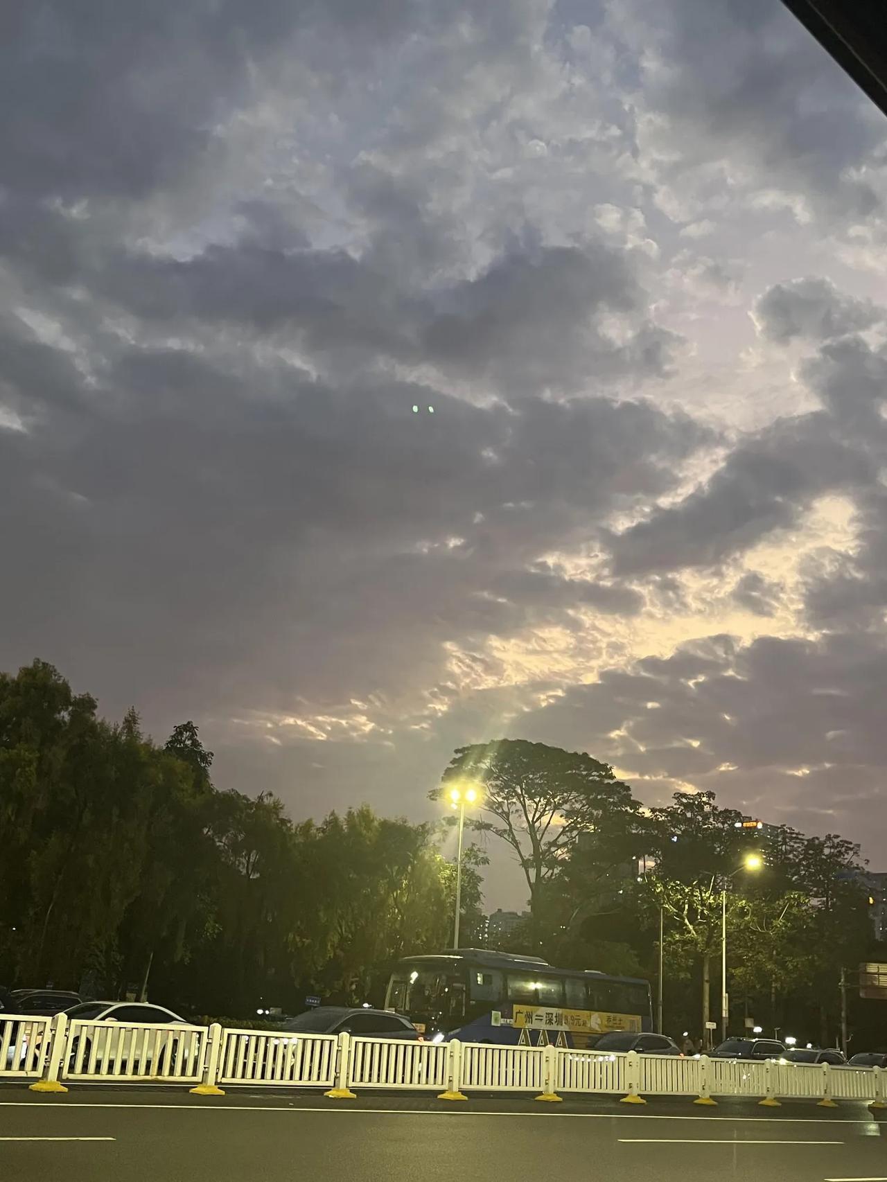 在朋友圈看到几个朋友在一起跨年，自认为跟他们感情还好，而且都在一个城市，但却没有