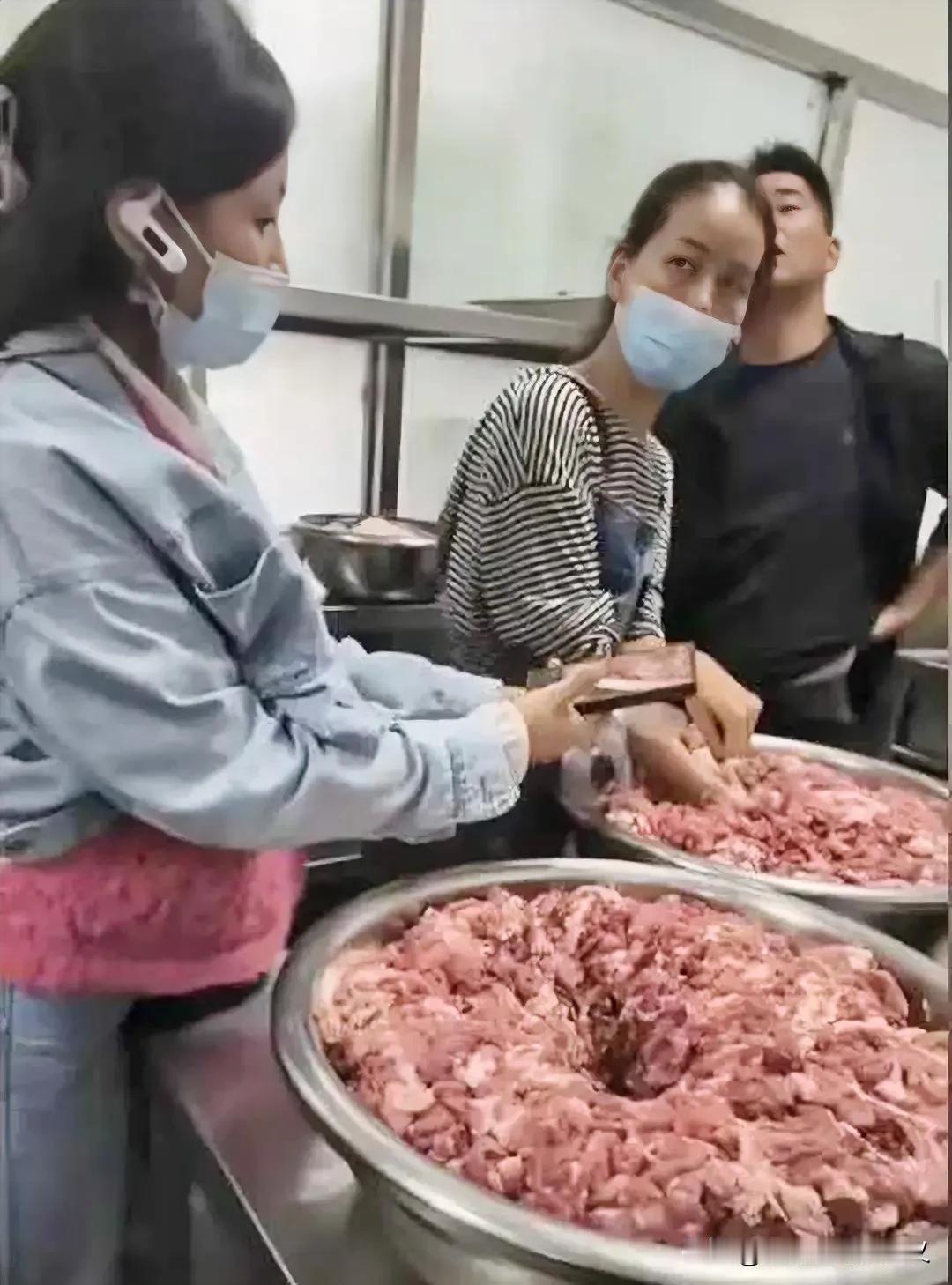 昆明长丰学校这下摊上大事了，用10多年的臭肉给学校的孩子吃，这是人干的事吗？
校