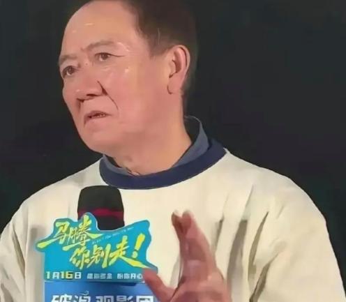 李幼斌表示自己的父母现在都还在世，父亲98岁，母亲95岁，他们现在都住在养老院，