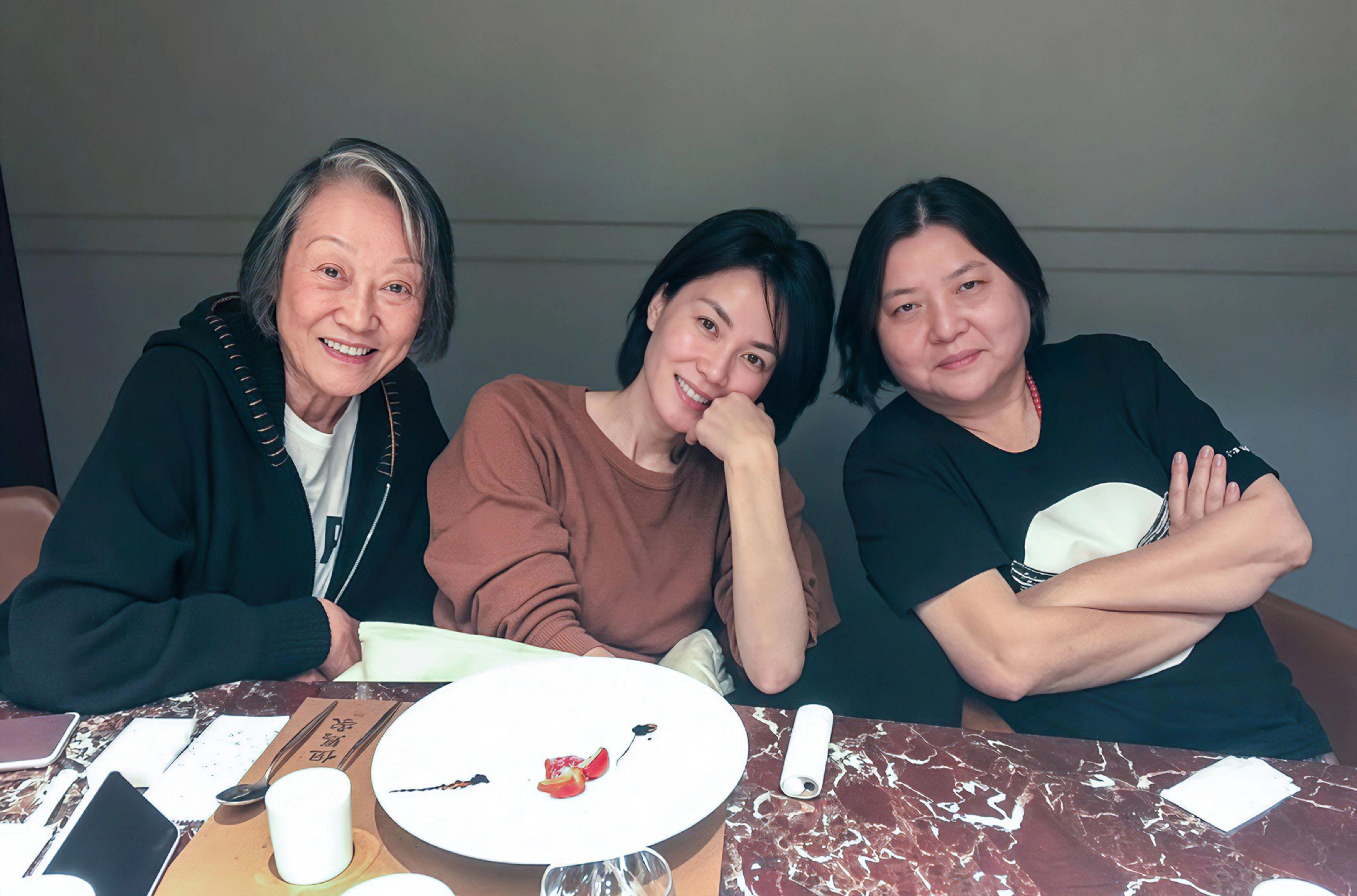 为什么大半辈子，王菲永远活得像个纯粹的小女生？ 不是她天生通透，是身后...