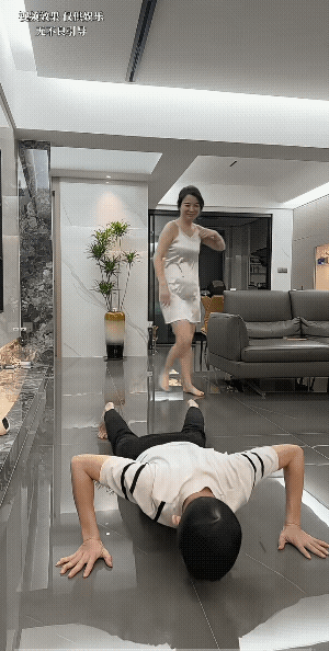 女人这种玩笑开的有点大，若是踩断了，女人就成寡妇了。
恨铁不成钢，也不能这样，第