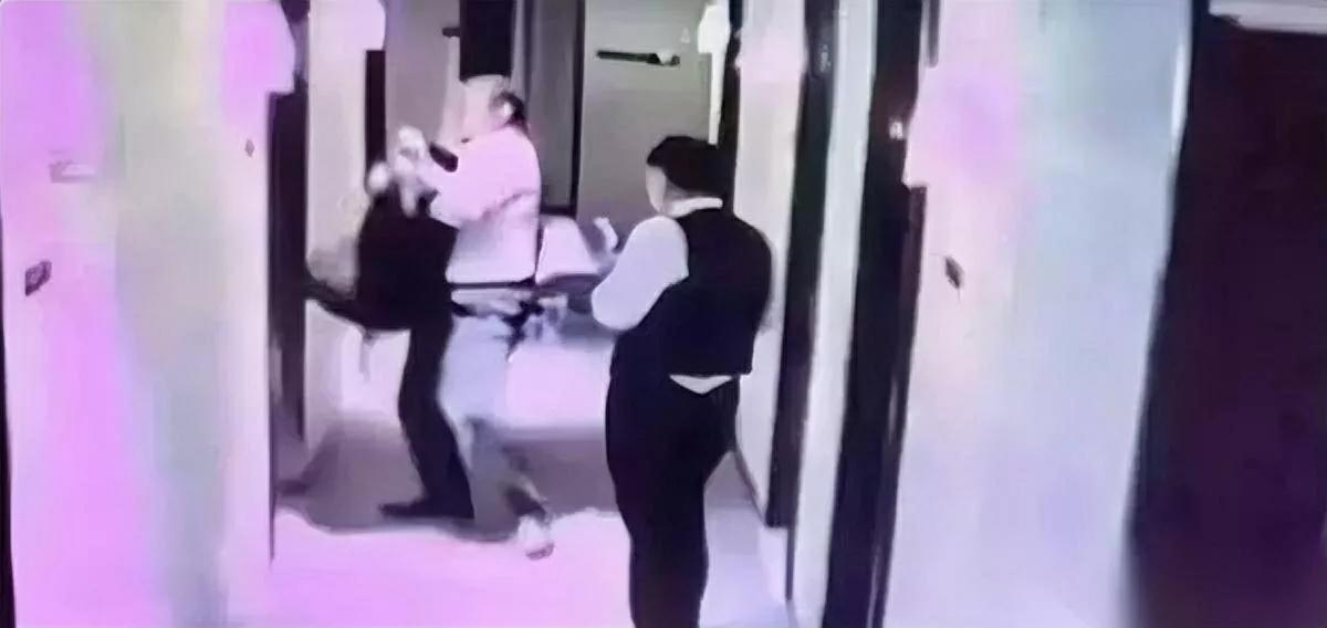电梯前后脚，录音炸了锅

醉女为啥手比脑子稳？

崔丽丽和老板同进电梯，次日甩出