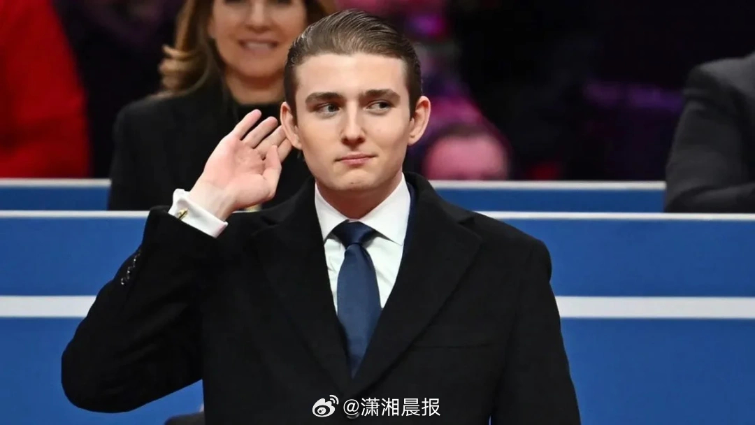 【#特朗普19岁小儿子巴伦被曝恋爱##特朗普小儿子巴伦恋爱对象身份特殊#】美国总