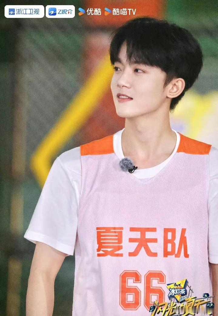 李明德这组图真的好阳光，少年感都要溢出屏幕了，期待他在节目里的表现 ​​​